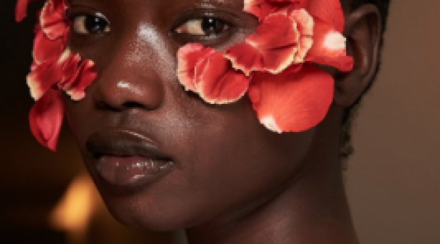 Paris Moda Haftası’nın dikkat çeken saç ve makyaj tasarımları